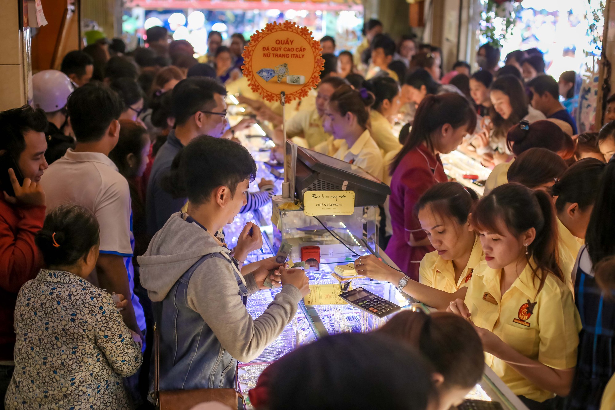 Tỳ hưu, tượng Thần t&agrave;i bằng v&agrave;ng ch&aacute;y h&agrave;ng chỉ trong buổi s&aacute;ng - Ảnh 12.