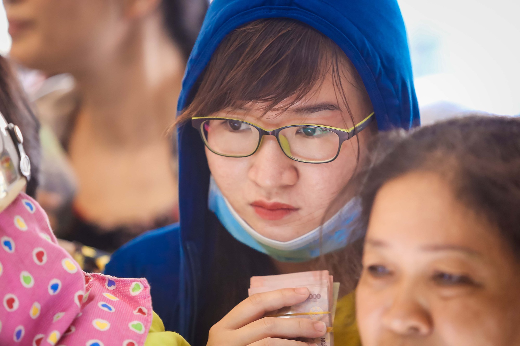 Tỳ hưu, tượng Thần t&agrave;i bằng v&agrave;ng ch&aacute;y h&agrave;ng chỉ trong buổi s&aacute;ng - Ảnh 4.