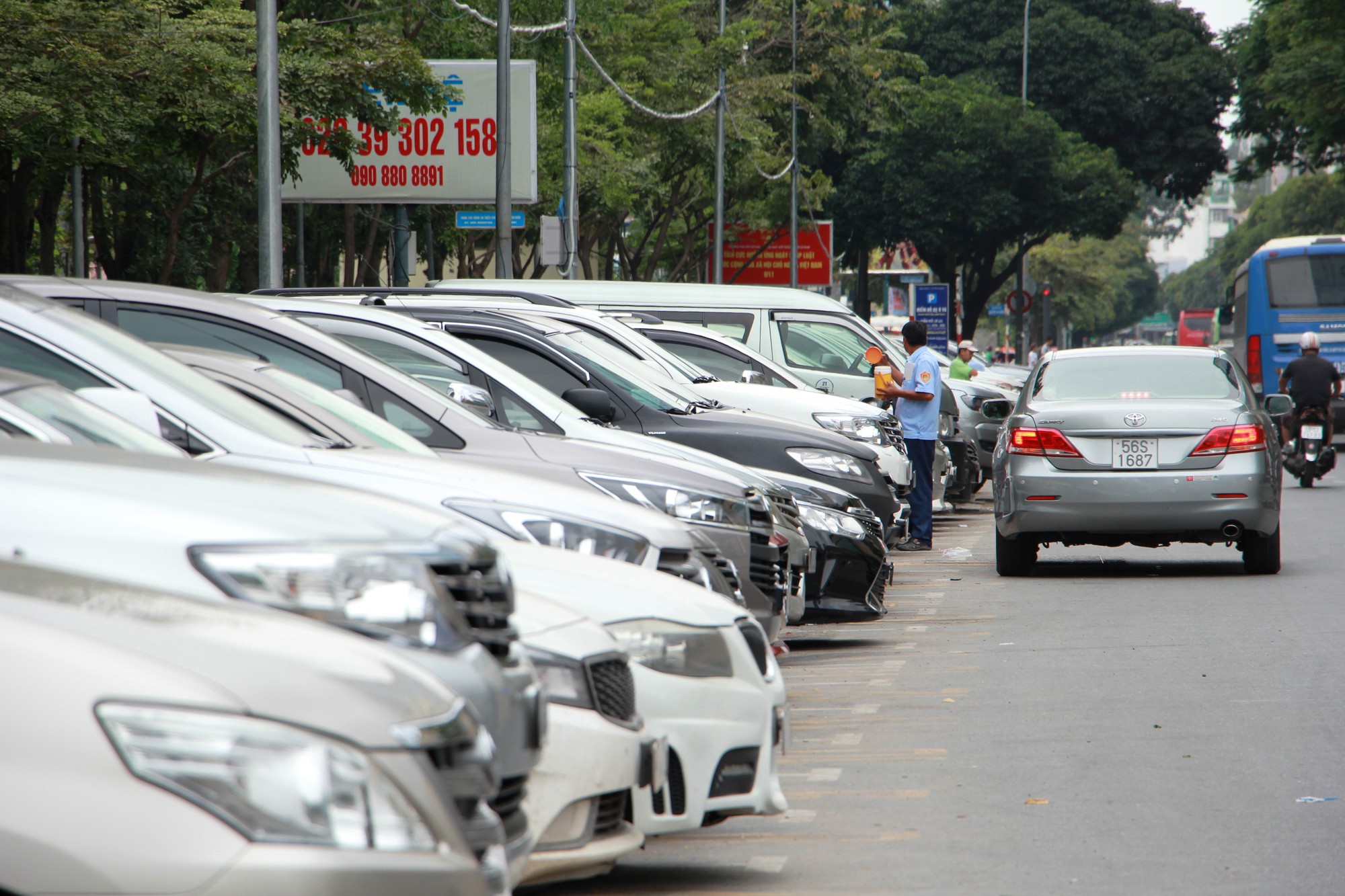 Nhiều ý kiến phản biện đề án tăng phí đậu ô tô dưới lòng đường