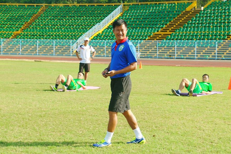 Căng cho HLV Hồng Vinh