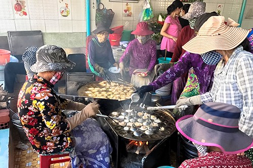 Khách đội nắng đợi hàng giờ để ăn bánh khọt nổi tiếng Vũng Tàu