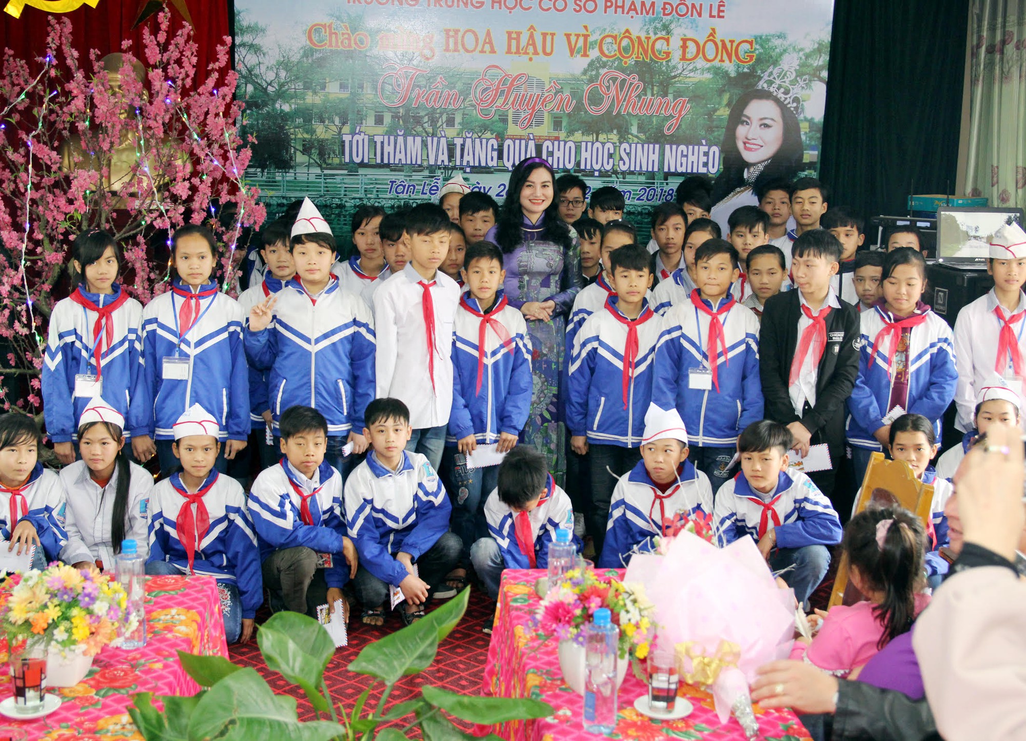 Hoa Hậu Trần Huyền Nhung tặng quà cho học sinh nghèo - Ảnh 4.