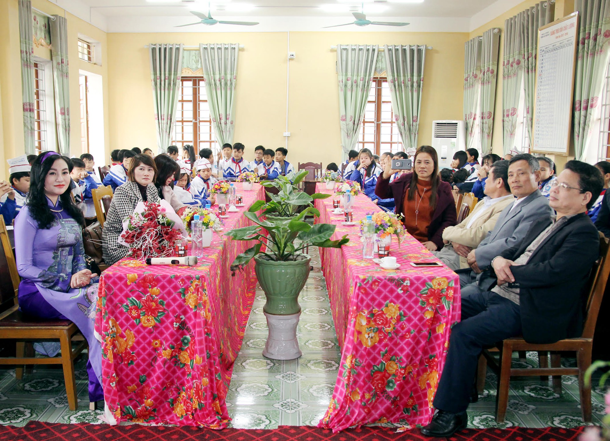 Hoa Hậu Trần Huyền Nhung tặng quà cho học sinh nghèo - Ảnh 6.