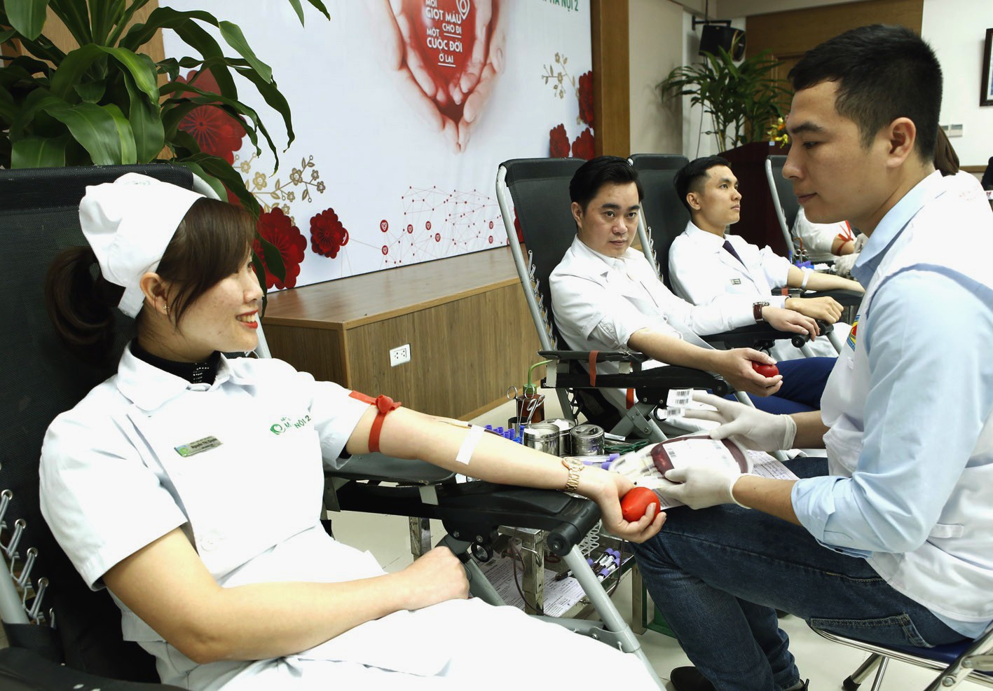 300 nhân viên y tế, bác sĩ xếp hàng hiến máu cứu người bệnh