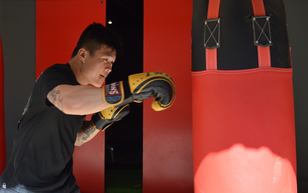 "Nam vương" boxing Việt chờ ngày giao đấu với võ sư Flores