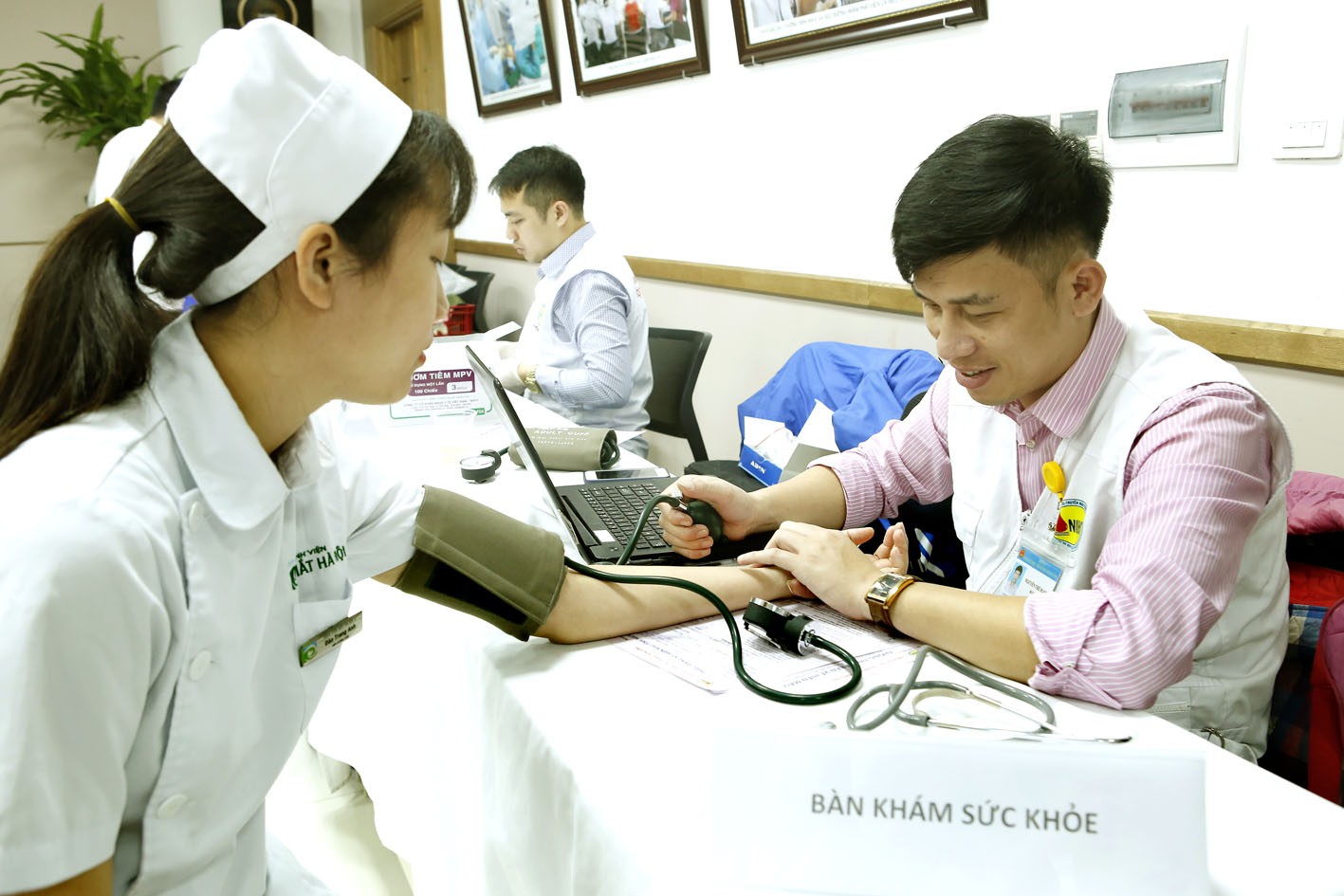 300 nhân viên y tế, bác sĩ xếp hàng hiến máu cứu người bệnh - Ảnh 2.