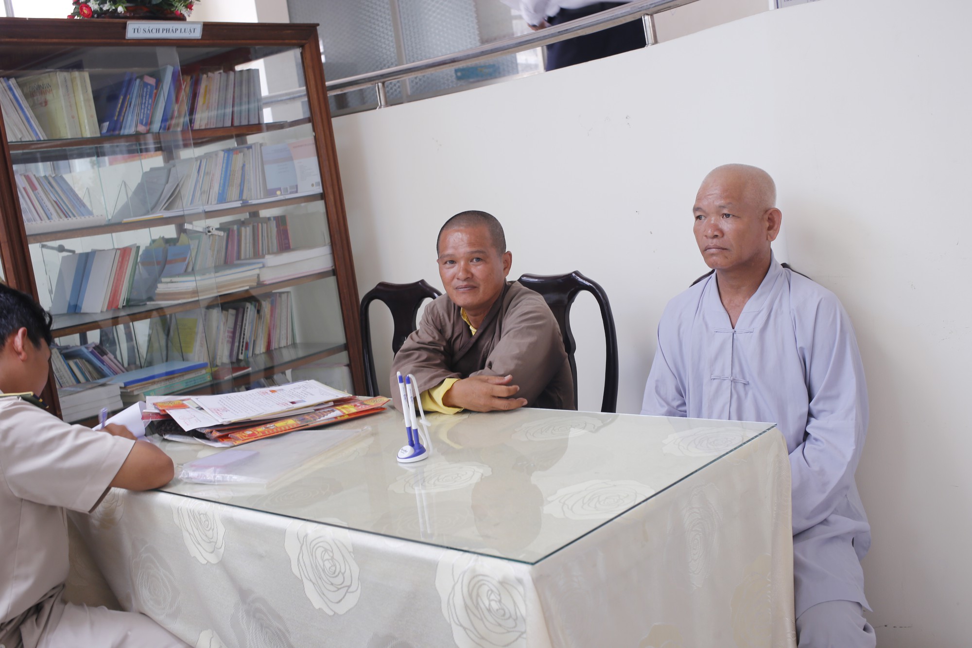 Cạo đầu đi xin tiền, 2 sư giả bị đưa vào trung tâm bảo trợ