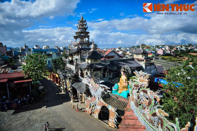 Khám phá ngôi chùa ve chai nổi tiếng ở Đà Lạt - Ảnh 1.