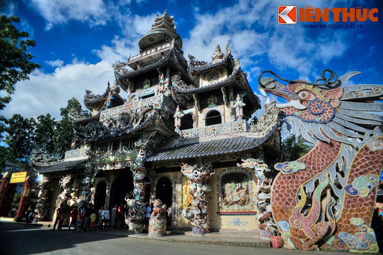 Khám phá ngôi chùa ve chai nổi tiếng ở Đà Lạt