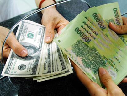 Bị bắt tại ngân hàng khi đổi 1000 tờ USD