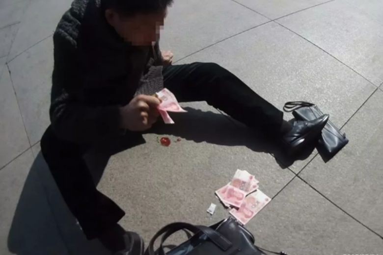 Thoát chết nhờ... rải tiền ra đường