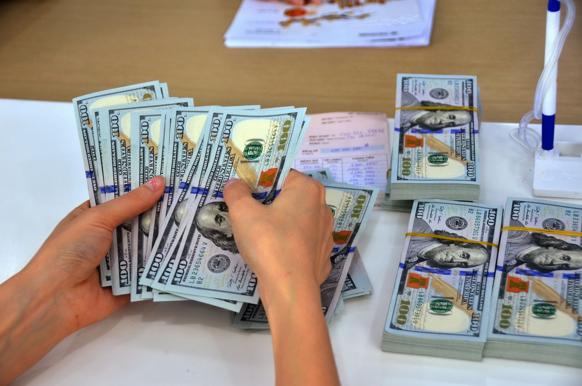 Cảnh báo chiêu chuyển "tiền đen" ra nước ngoài