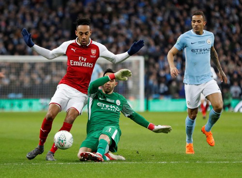 Arsenal: Nợ nần chồng chất với Man City