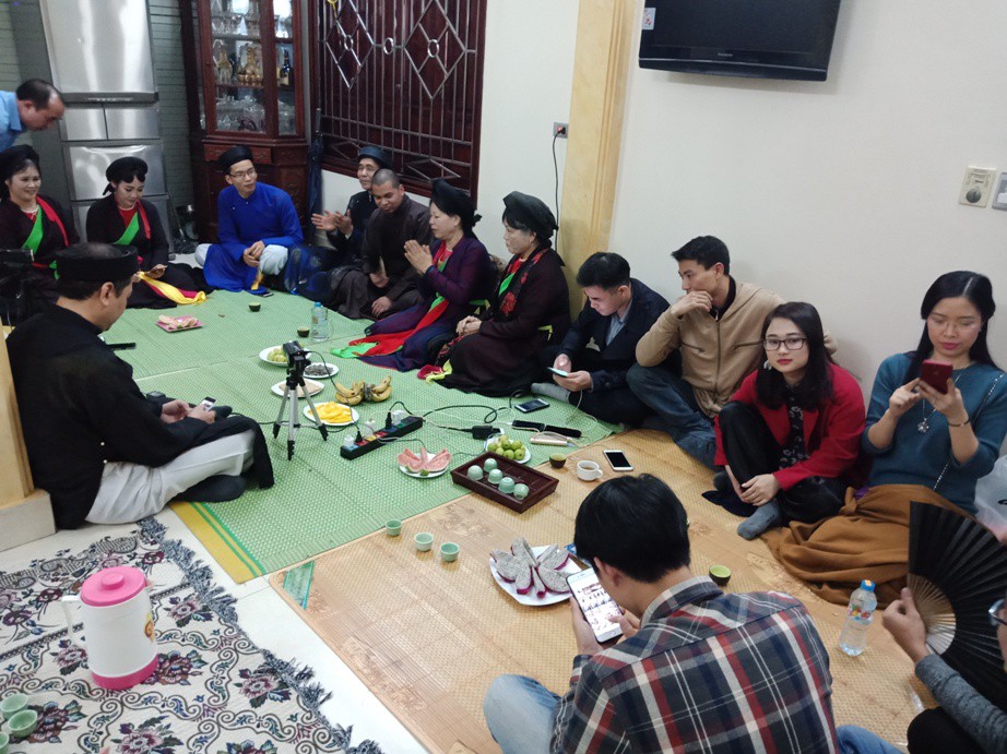 Biển người đổ về Hội Lim, xuyên đêm nghe hát canh - Ảnh 10.