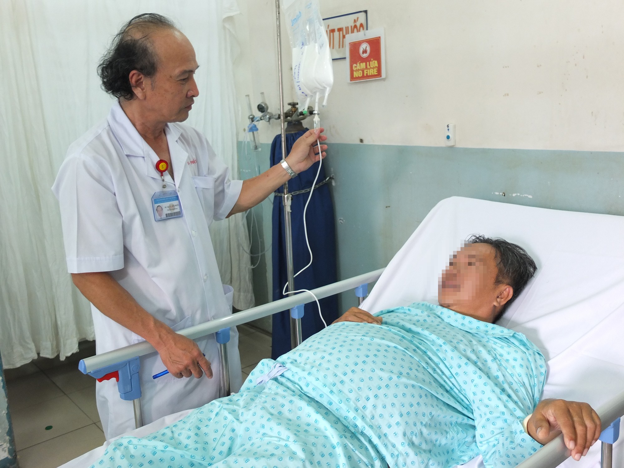 Người đ&agrave;n &ocirc;ng bụng ph&igrave;nh to, nguy kịch sau uống rượu - Ảnh 1.