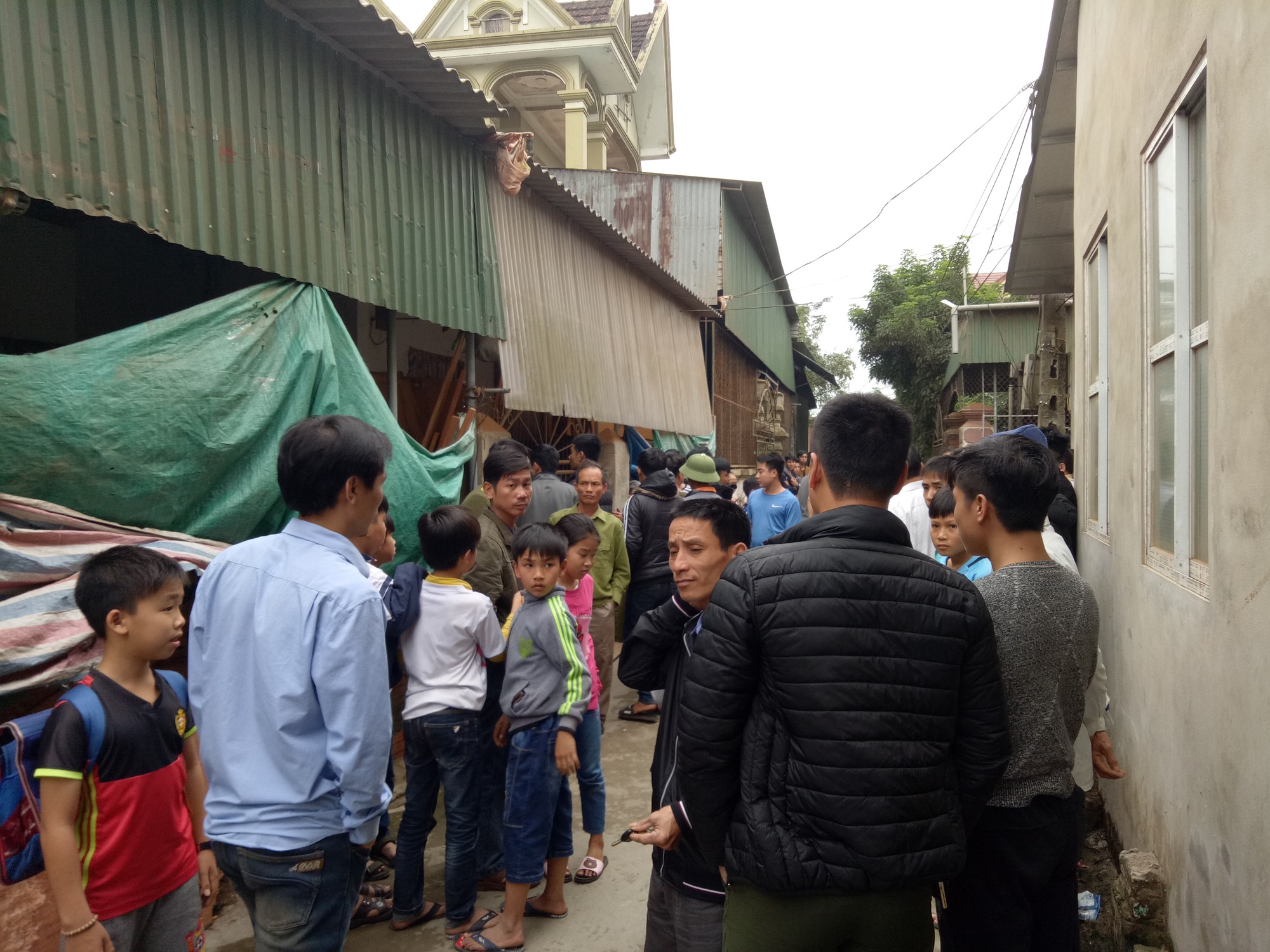 Xách 3 dao sang đâm chết hàng xóm vì hát karaoke quá to