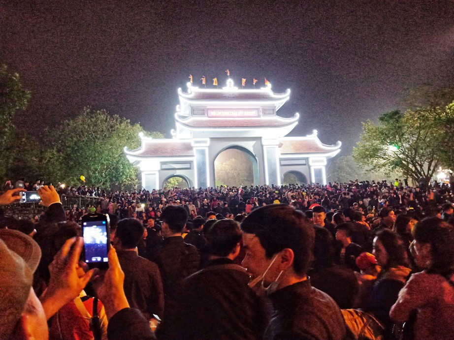 "Biển" người đổ về Hội Lim, xuyên đêm nghe hát canh