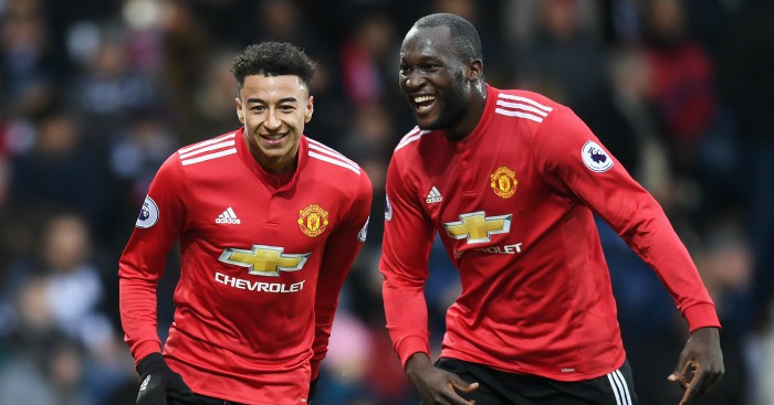 Bạn g&aacute;i n&oacute;ng bỏng tặng qu&agrave; độc cho người h&ugrave;ng Lingard - Ảnh 1.