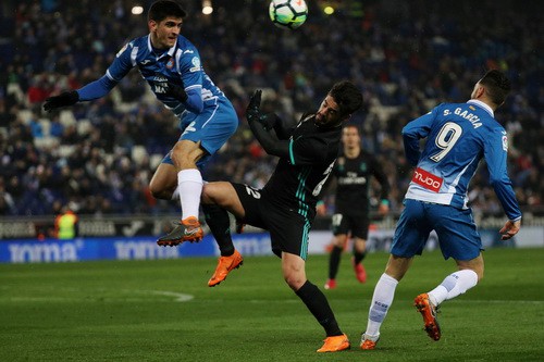 Gục ng&atilde; ph&uacute;t b&ugrave; giờ, Real Madrid hết đường trở lại La Liga - Ảnh 2.