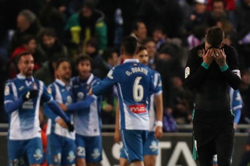 Gục ng&atilde; ph&uacute;t b&ugrave; giờ, Real Madrid hết đường trở lại La Liga - Ảnh 5.