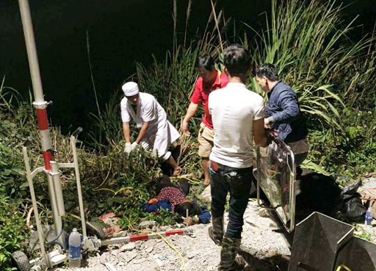 Xe kh&aacute;ch lao xuống vực 100 m, 20 người thương vong - Ảnh 2.