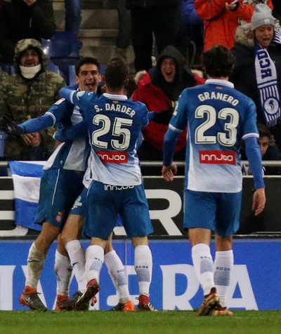 Gục ng&atilde; ph&uacute;t b&ugrave; giờ, Real Madrid hết đường trở lại La Liga - Ảnh 4.