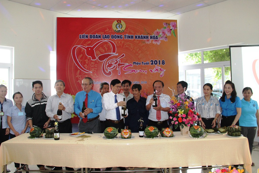 Hàng ngàn suất quà Tết sum vầy đến tay công nhân - Ảnh 4.