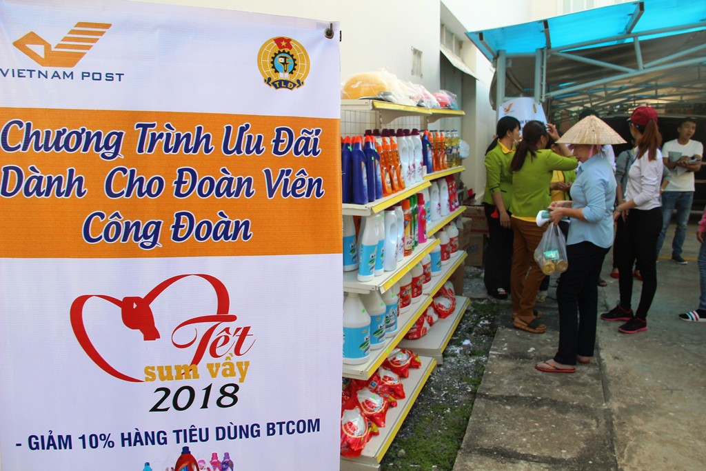 Hàng ngàn suất quà Tết sum vầy đến tay công nhân - Ảnh 6.