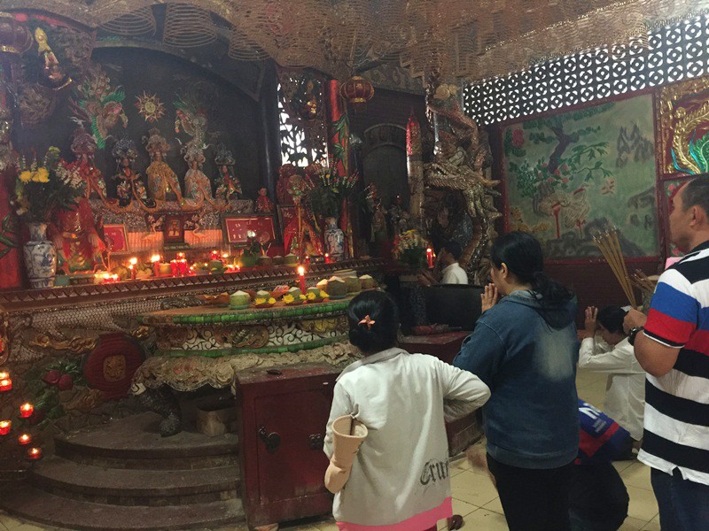 Ngôi miếu hơn 300 năm giữa sông ở Sài Gòn những ngày cận Tết - Ảnh 8.
