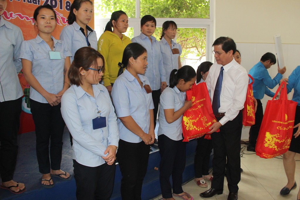 Hàng ngàn suất quà Tết sum vầy đến tay công nhân - Ảnh 1.