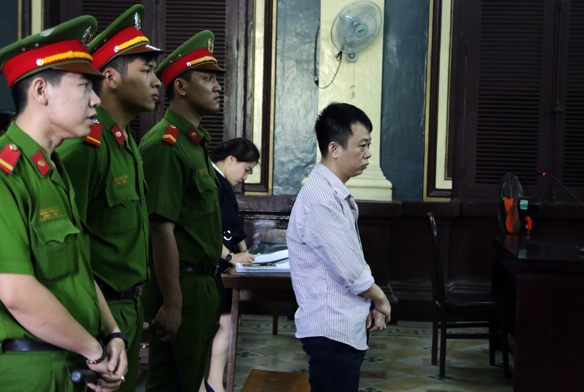 M&acirc;u thuẫn chuyện nu&ocirc;i con, chồng đ&acirc;m vợ rồi tự s&aacute;t - Ảnh 1.