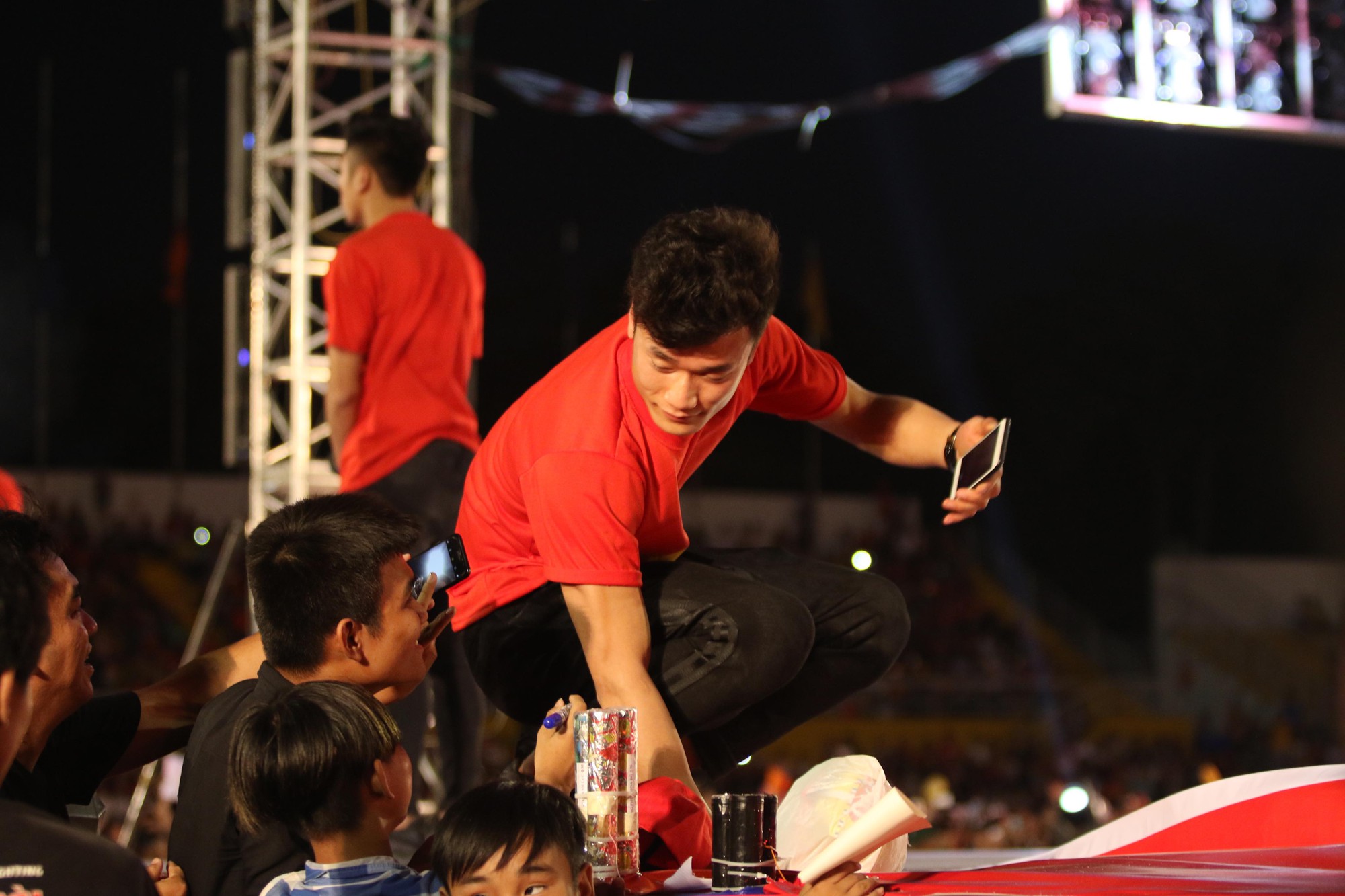 Clip Hồng Duy song ca với Mỹ T&acirc;m khi U23 Việt Nam giao lưu lần cuối - Ảnh 13.