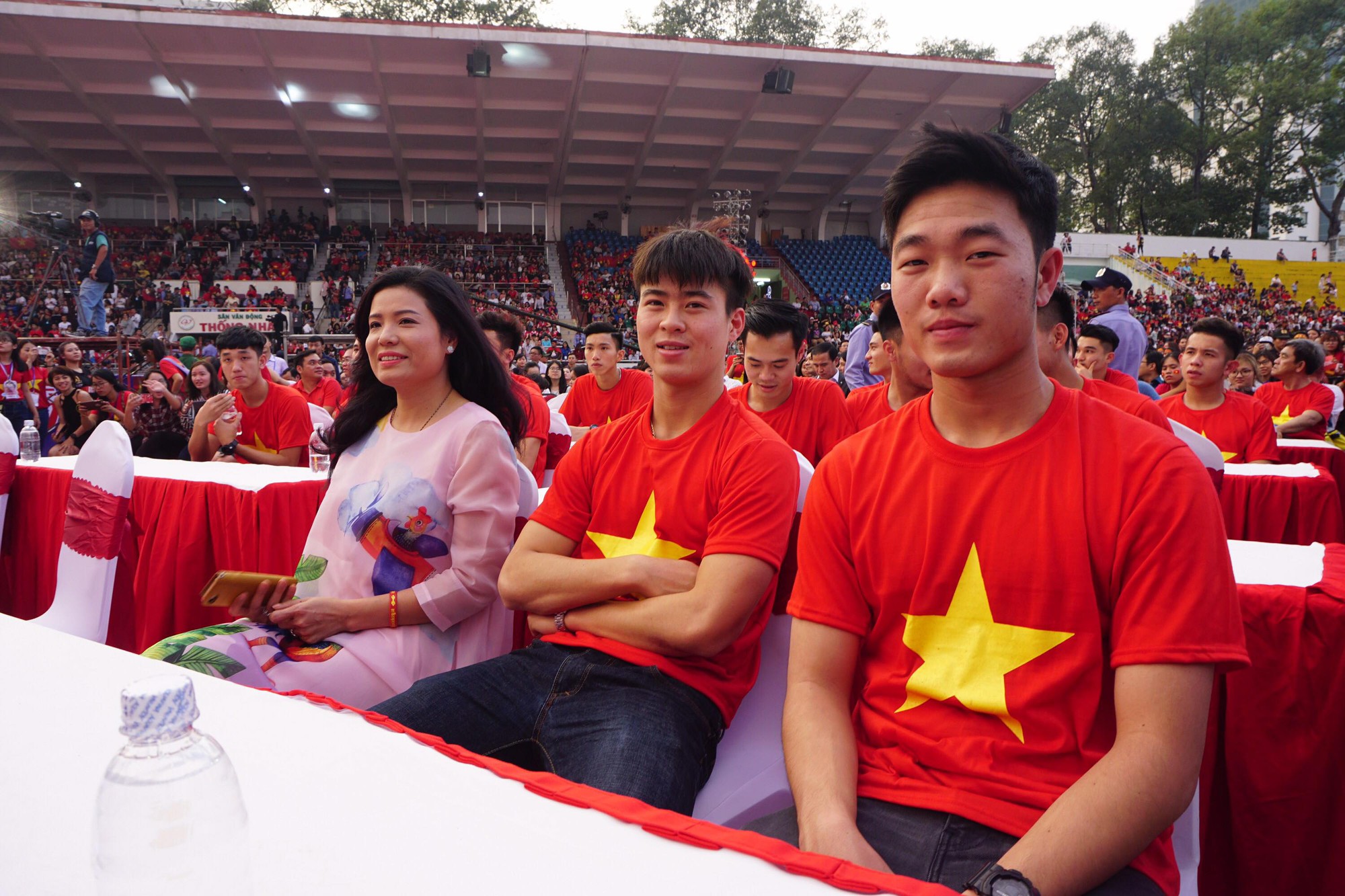 Clip Hồng Duy song ca với Mỹ T&acirc;m khi U23 Việt Nam giao lưu lần cuối - Ảnh 8.
