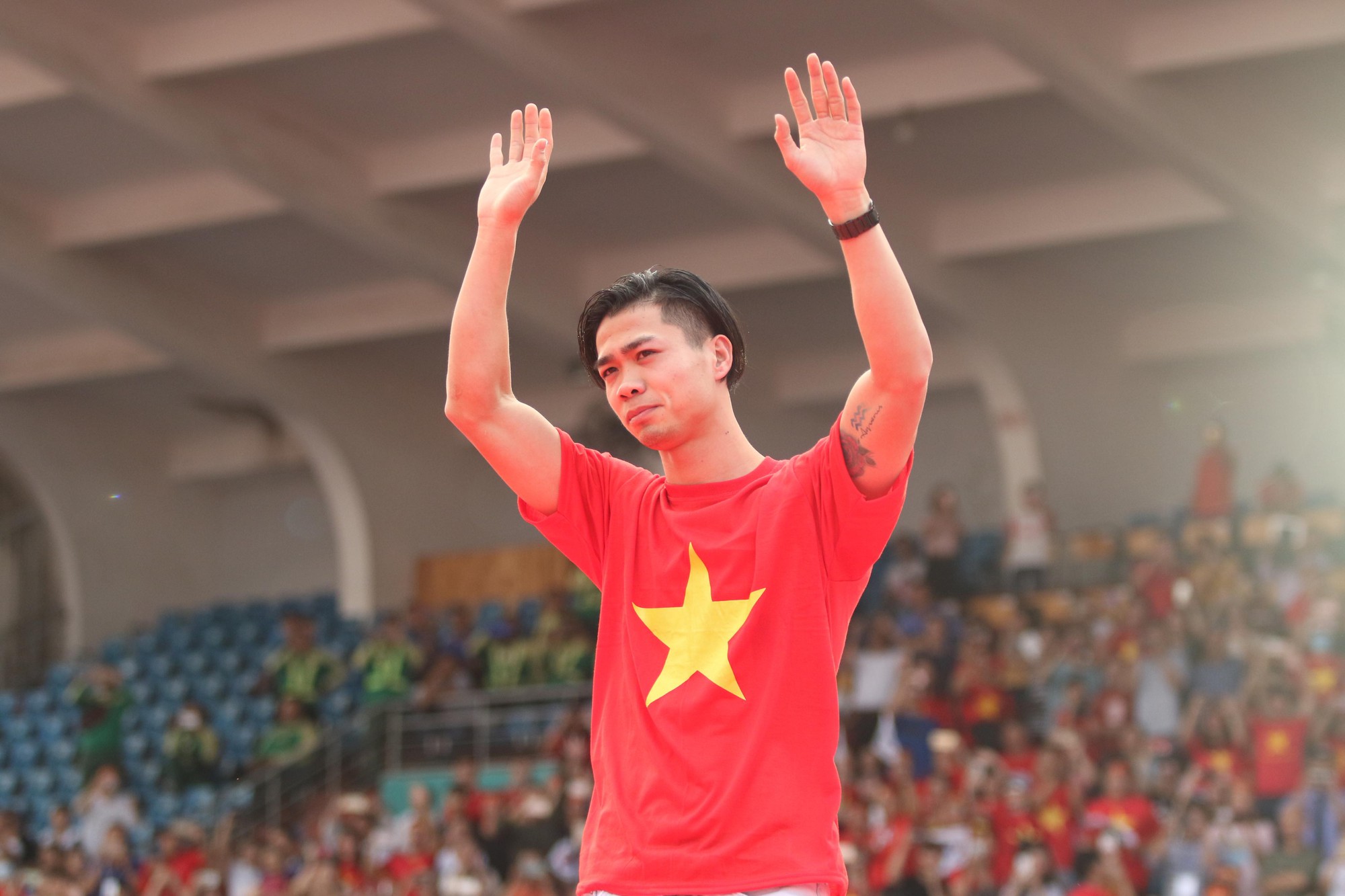 Clip Hồng Duy song ca với Mỹ T&acirc;m khi U23 Việt Nam giao lưu lần cuối - Ảnh 21.