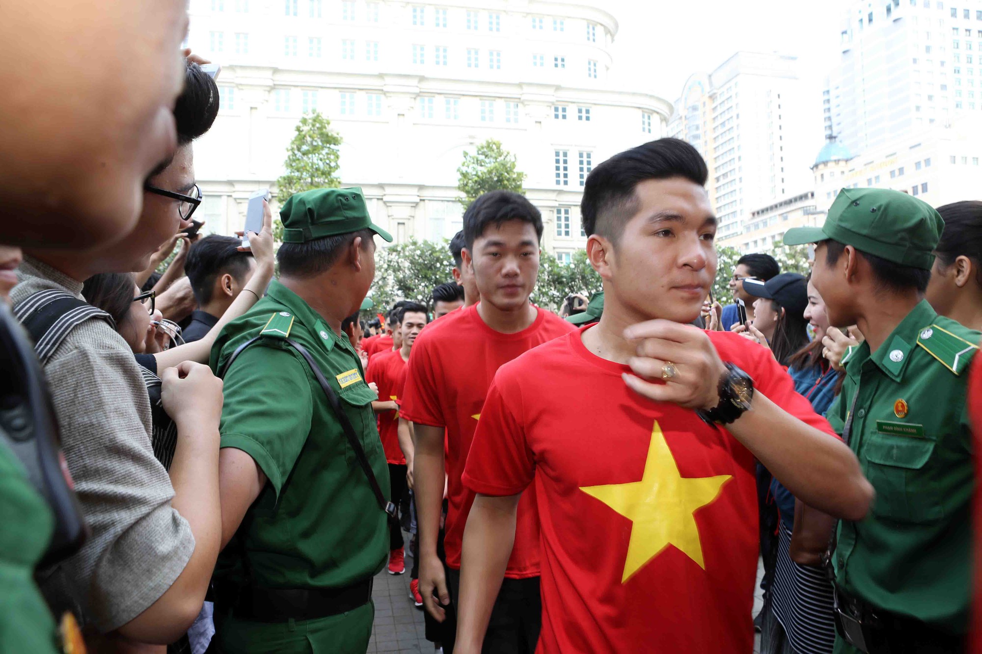 U23 Việt Nam trong vòng tay người hâm mộ TP HCM - Ảnh 2.