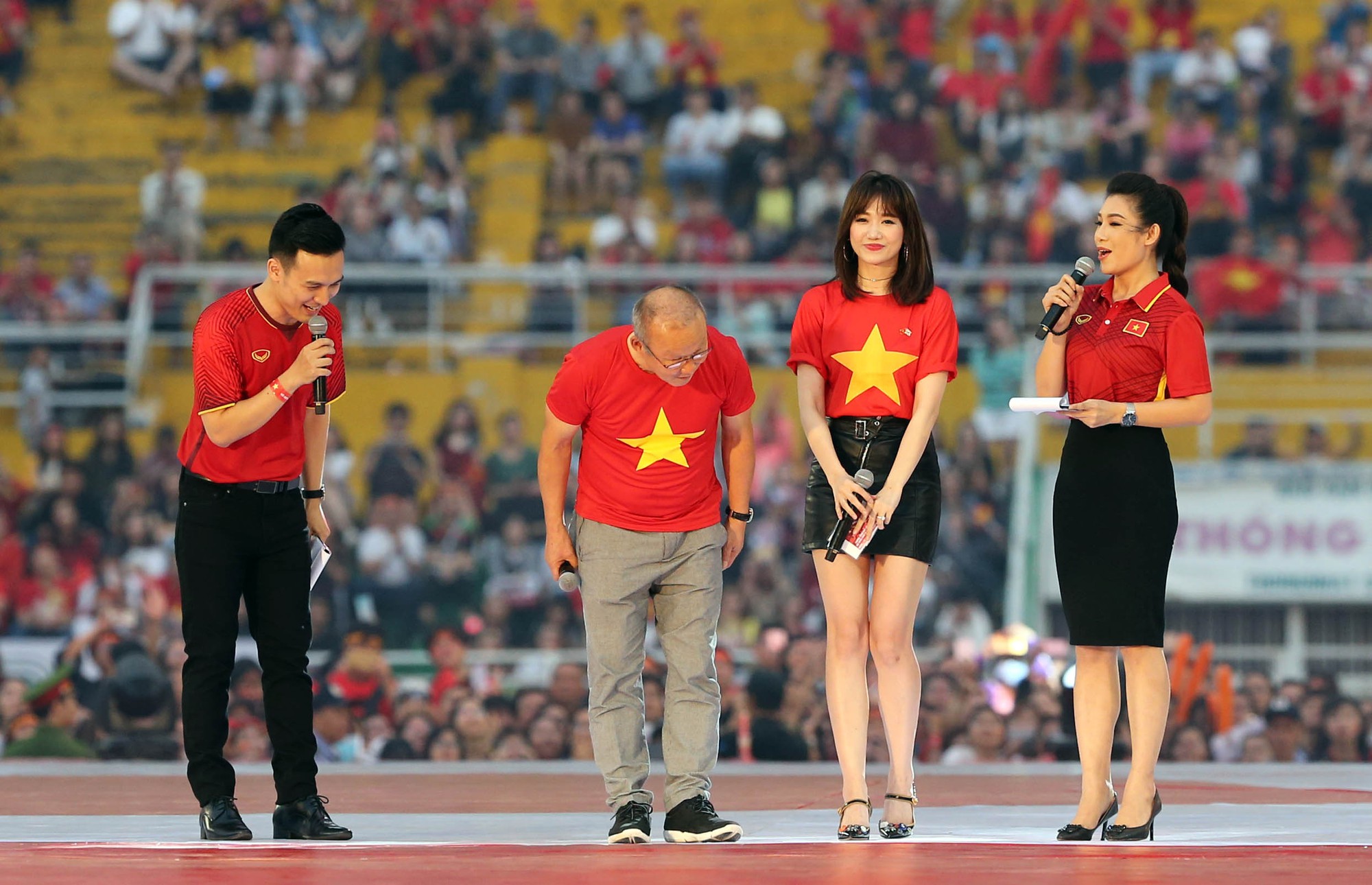 Clip Hồng Duy song ca với Mỹ T&acirc;m khi U23 Việt Nam giao lưu lần cuối - Ảnh 9.
