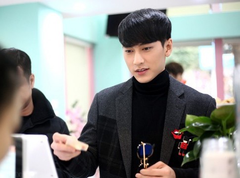 Isaac "đốn tim" fan nữ Hà Nội với vẻ điển trai, cuốn hút