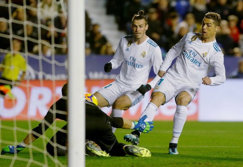 Rượt đuổi tỉ số đi&ecirc;n rồ, Real Madrid vuột chiến thắng trước Levante - Ảnh 2.