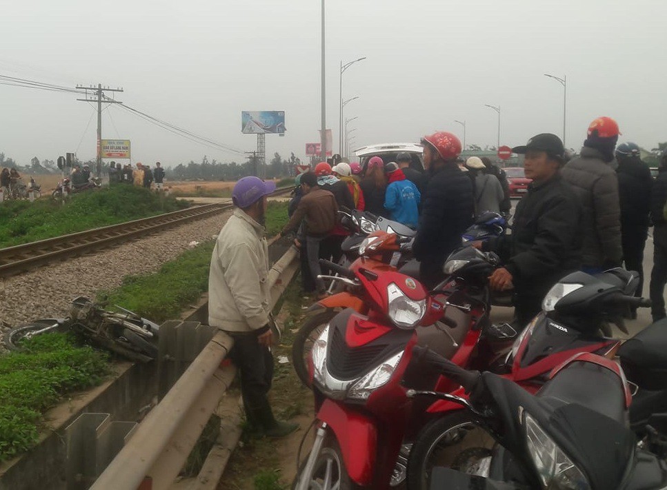 Tàu hỏa tông xe máy bay xa 20 m, 2 thanh niên thương vong