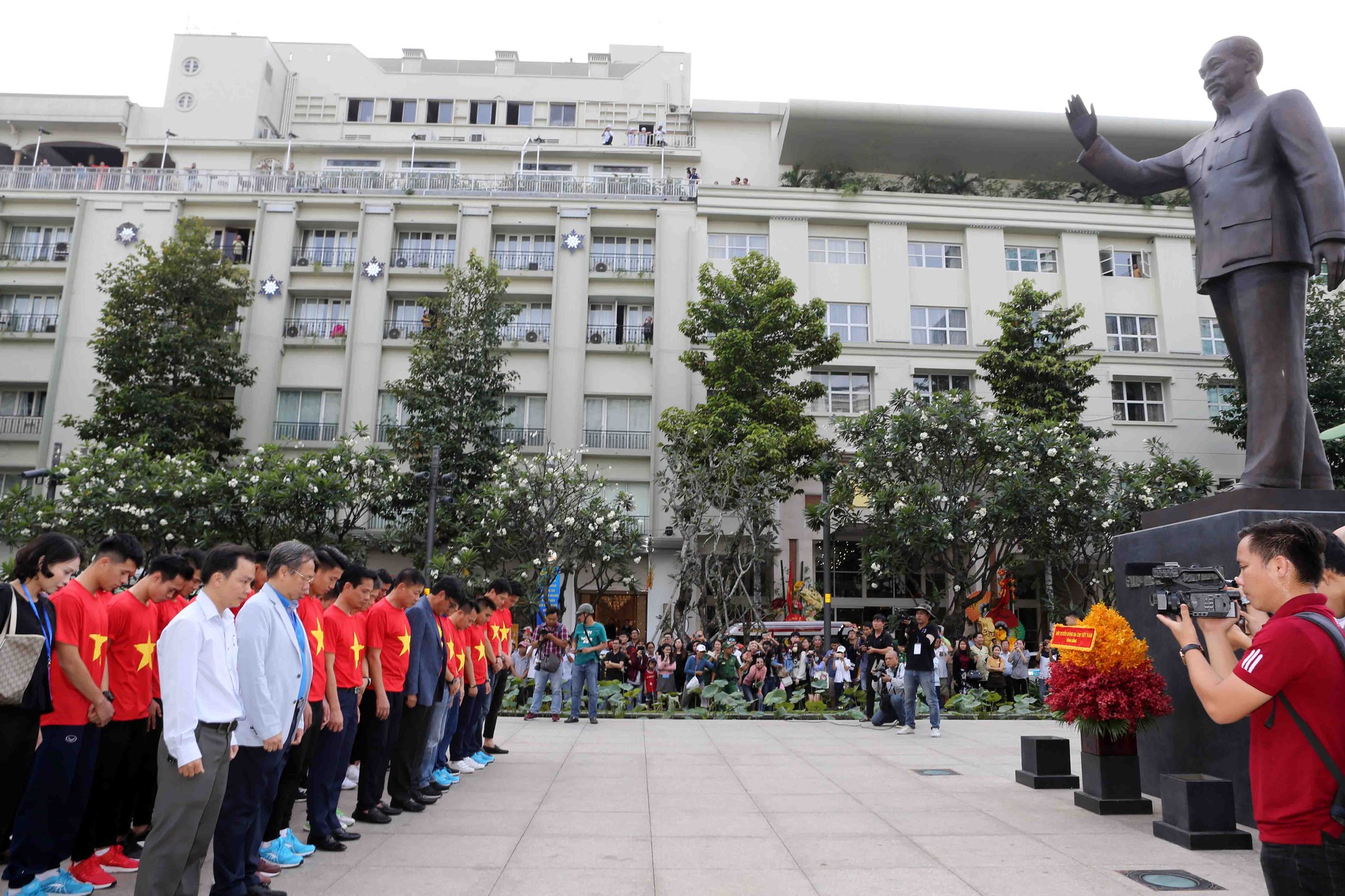 U23 Việt Nam trong vòng tay người hâm mộ TP HCM - Ảnh 5.