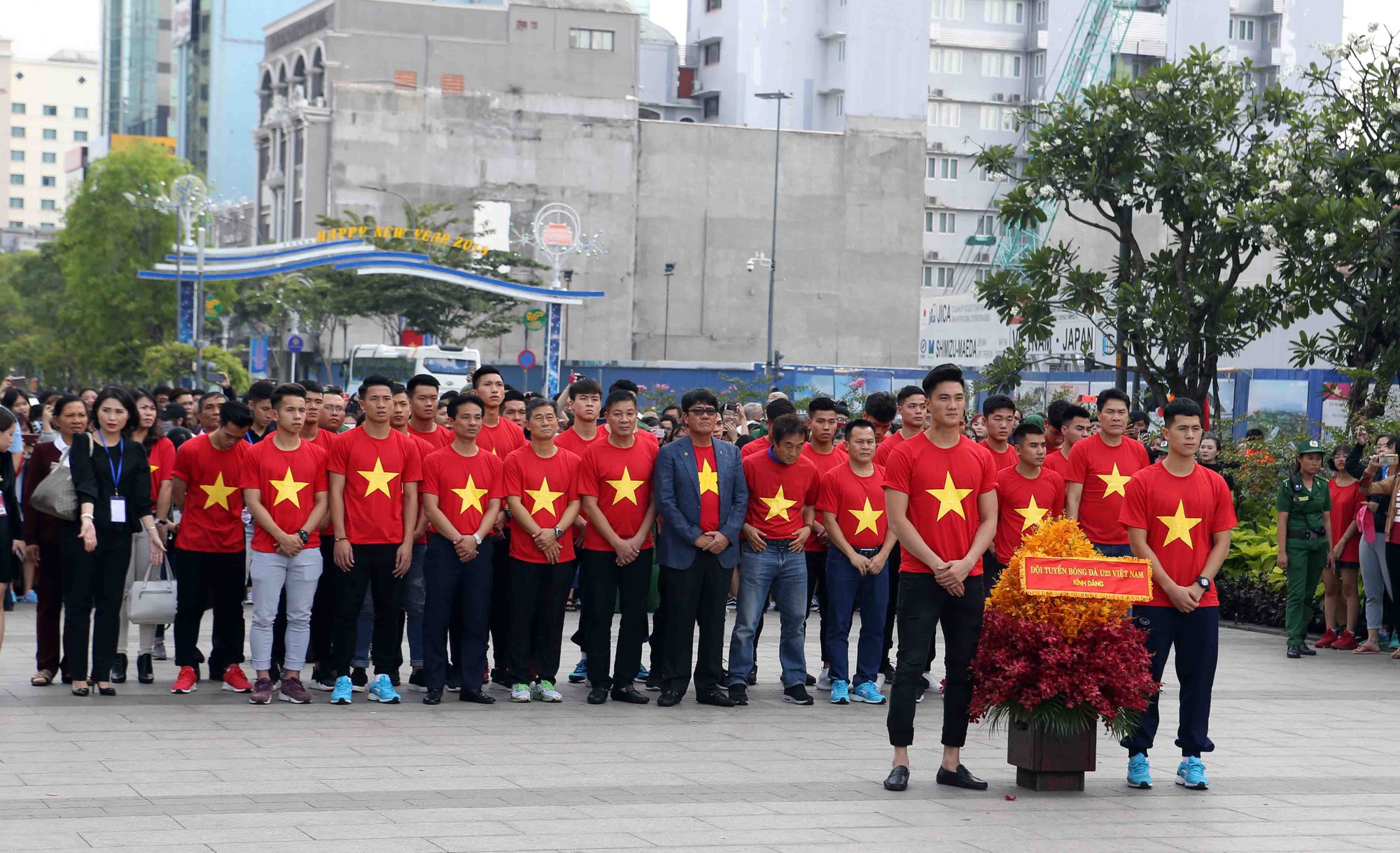 U23 Việt Nam trong vòng tay người hâm mộ TP HCM - Ảnh 3.