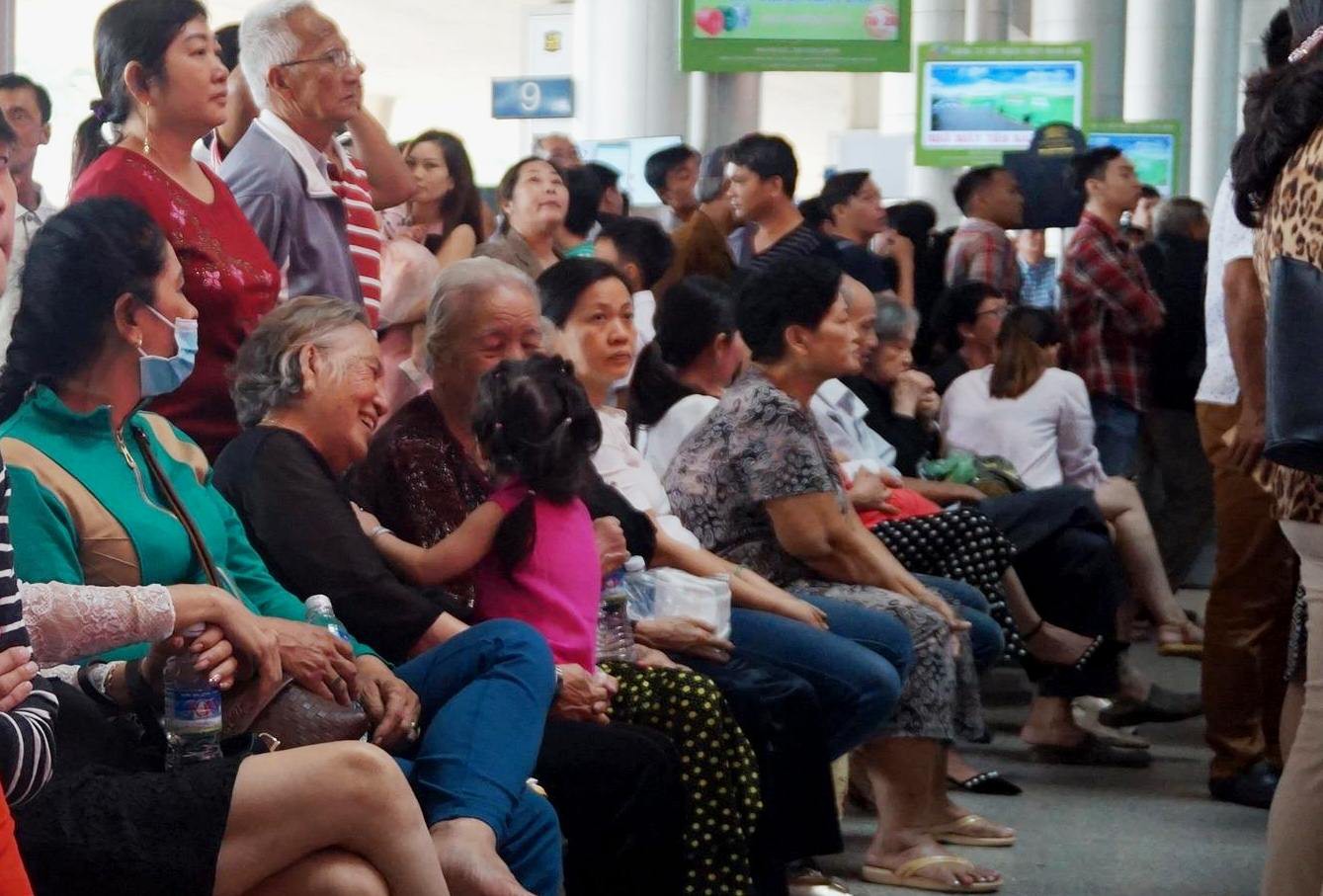 &Ugrave;n &ugrave;n đổ về s&acirc;n bay T&acirc;n Sơn Nhất rước Việt kiều - Ảnh 3.