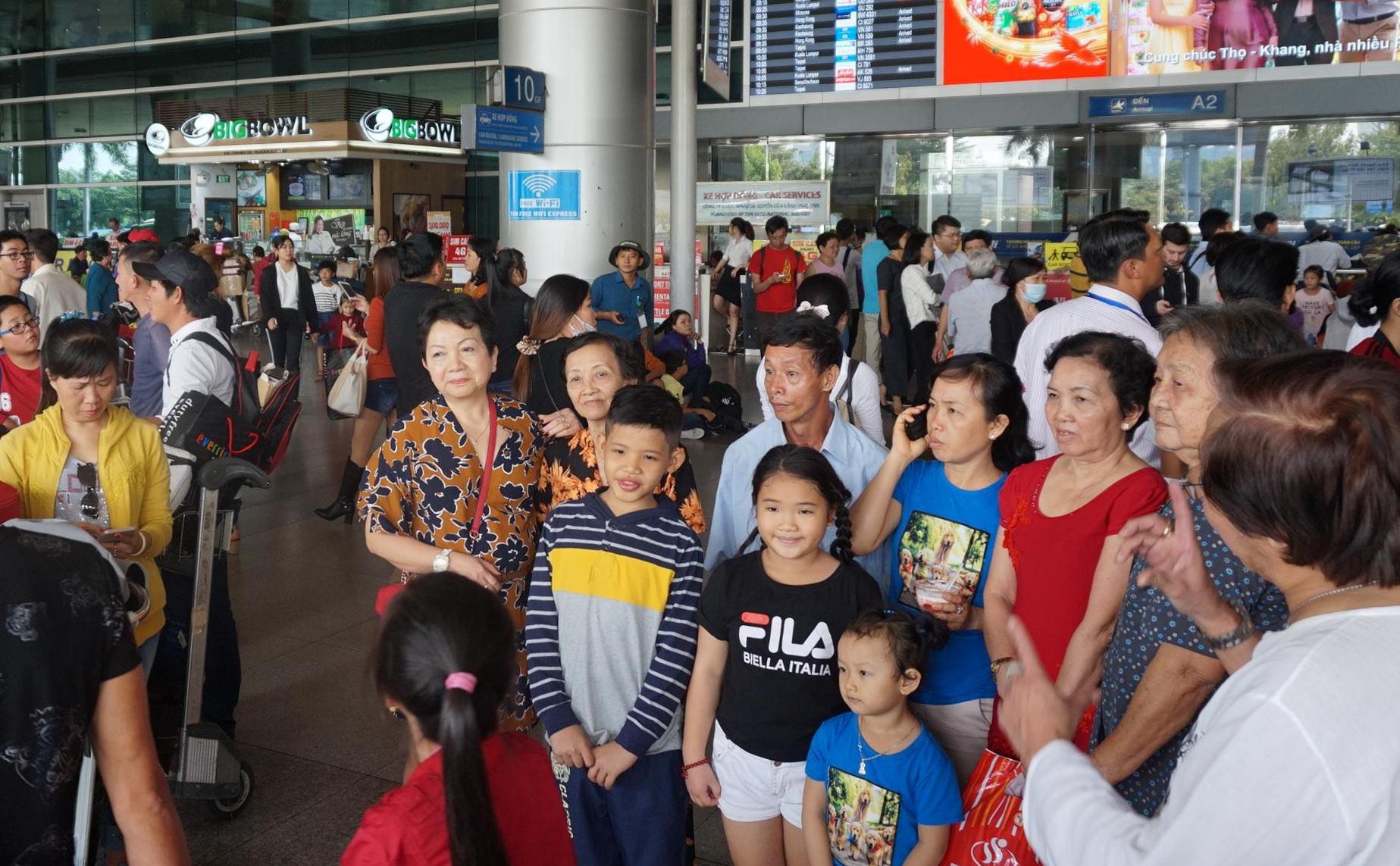 &Ugrave;n &ugrave;n đổ về s&acirc;n bay T&acirc;n Sơn Nhất rước Việt kiều - Ảnh 7.