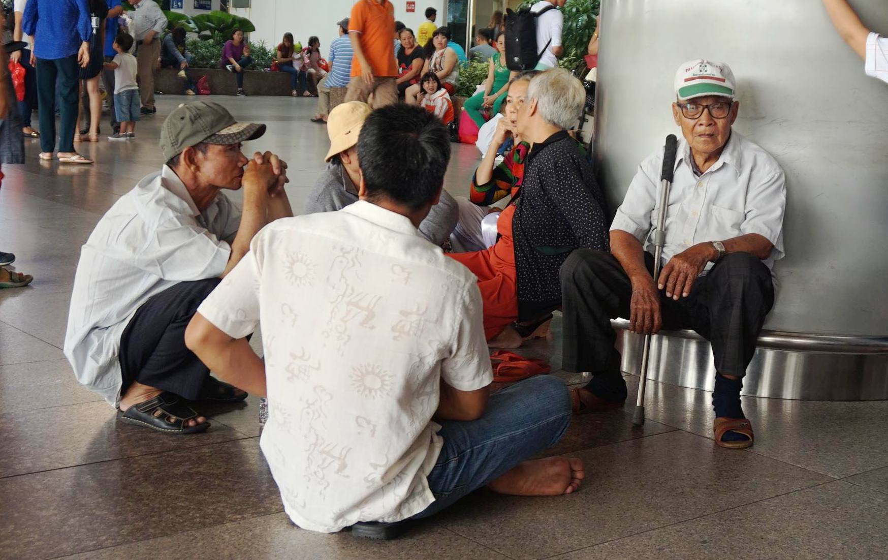 &Ugrave;n &ugrave;n đổ về s&acirc;n bay T&acirc;n Sơn Nhất rước Việt kiều - Ảnh 4.
