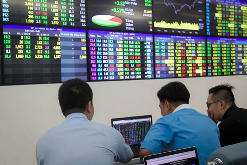 Chứng khoán "bay" 8 tỉ USD