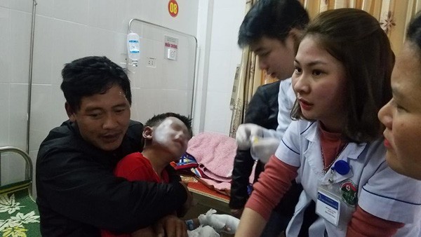 Nổ bình gas hội chợ trong trường tiểu học, 7 học sinh bỏng nặng
