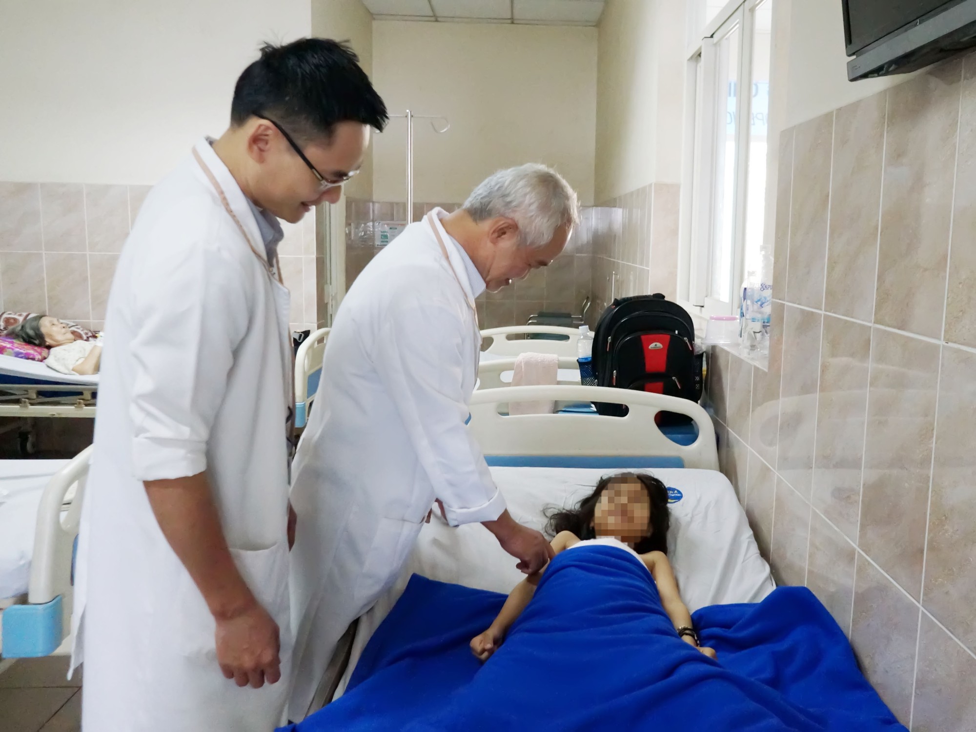 Tưởng con nhức mỏi do chạy nhảy, ai ngờ hoại tử chỏm xương đ&ugrave;i - Ảnh 2.