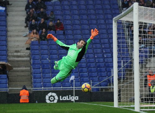 H&ograve;a derby thủy chiến, Barcelona tho&aacute;t hiểm tại Espanyol - Ảnh 3.