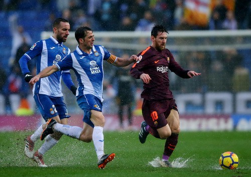 Hòa derby thủy chiến, Barcelona thoát hiểm
