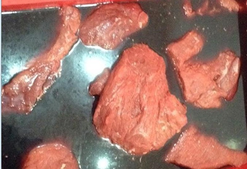 Tết coi chừng khô bò từ thịt heo nái nhuộm màu - Ảnh 2.